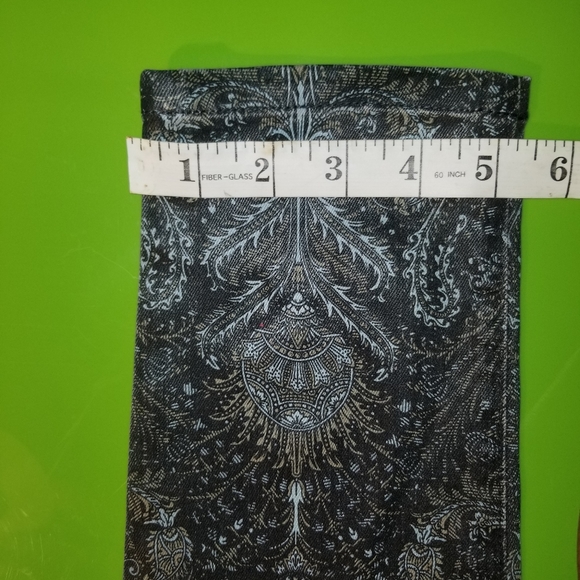 Joe's Skinny Jean with an intricate design - Picture 4 of 8